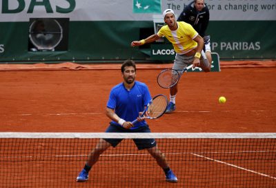 . Paris (France), 04/06/2016.- Feliciano Lopez and Marc Lopez of Spain in action against Mike Bryan and Bob Bryan of the USA during their men's double final match at the French Open tennis tournament at Roland Garros in Paris, France, 04 June 2016. (España, Tenis, Francia, Estados Unidos) EFE/EPA/ROBERT GHEMENT