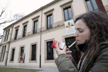 El-envase-neutro-del-tabaco-disuade-a-los-jovenes-de-su-consumo